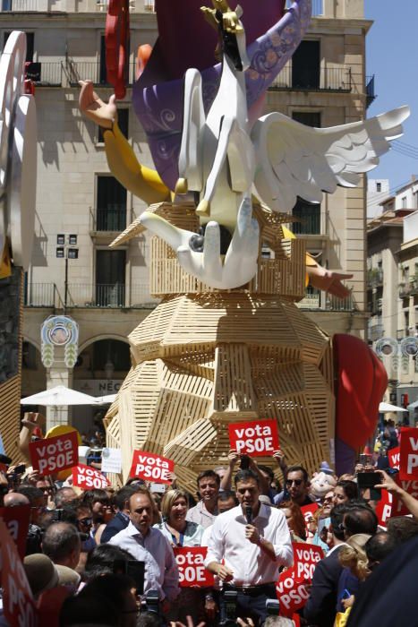 Pedro Sánchez durante su visita a las Hogueras en Alicante