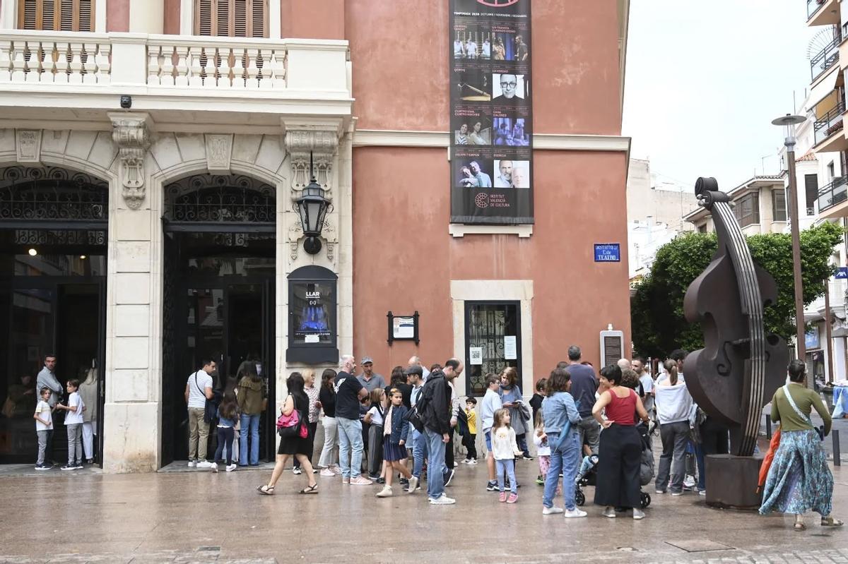 Como cada trimestre, las colas para adquirir o renovar los abonos del Teatre Principal o el Auditori volverán a ser protagonistas.