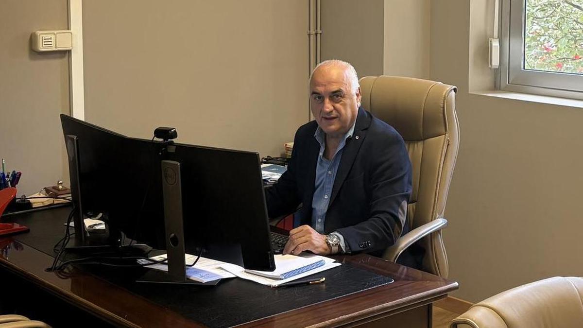 El director del CIFP de Ferrolterra, Enrique Pazo, en su despacho.