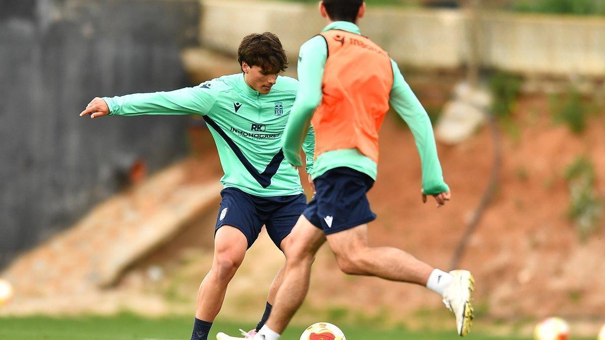 Willy Chatiliez controla el balón en el último entrenamiento del equipo esta semana