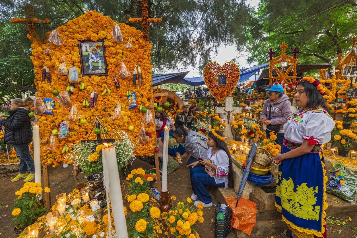 Durante Día de Muertos, Michoacán se llena de caléndulas
