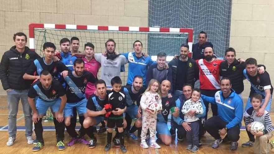 Foto de famili ade los jugadores del Lume Corbatas tras proclamarse campeones.