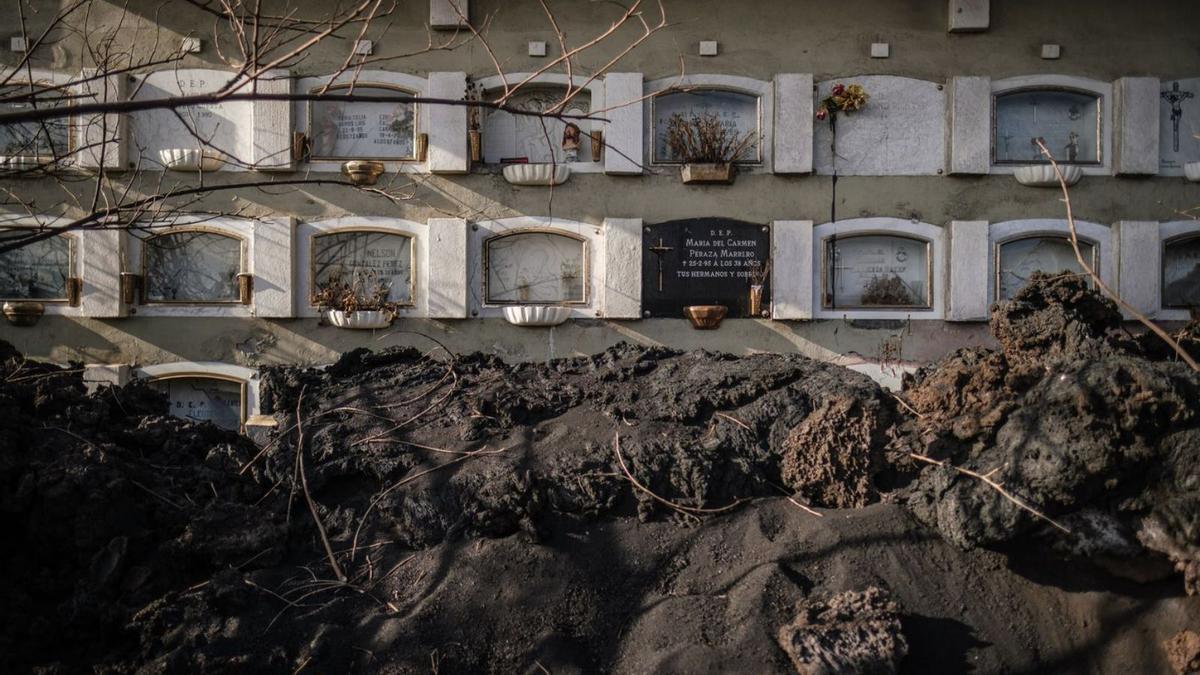 Una imagen del Cementerio de Las Manchas, tomado por la lava, un año después de la erupción. | | ANDRÉS GUTIÉRREZ