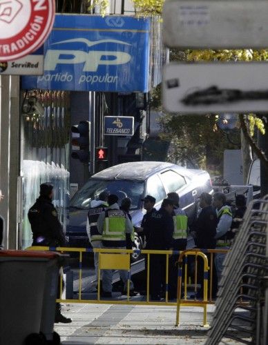 Empotra un coche con bombonas de butano en la sede del PP de Madrid