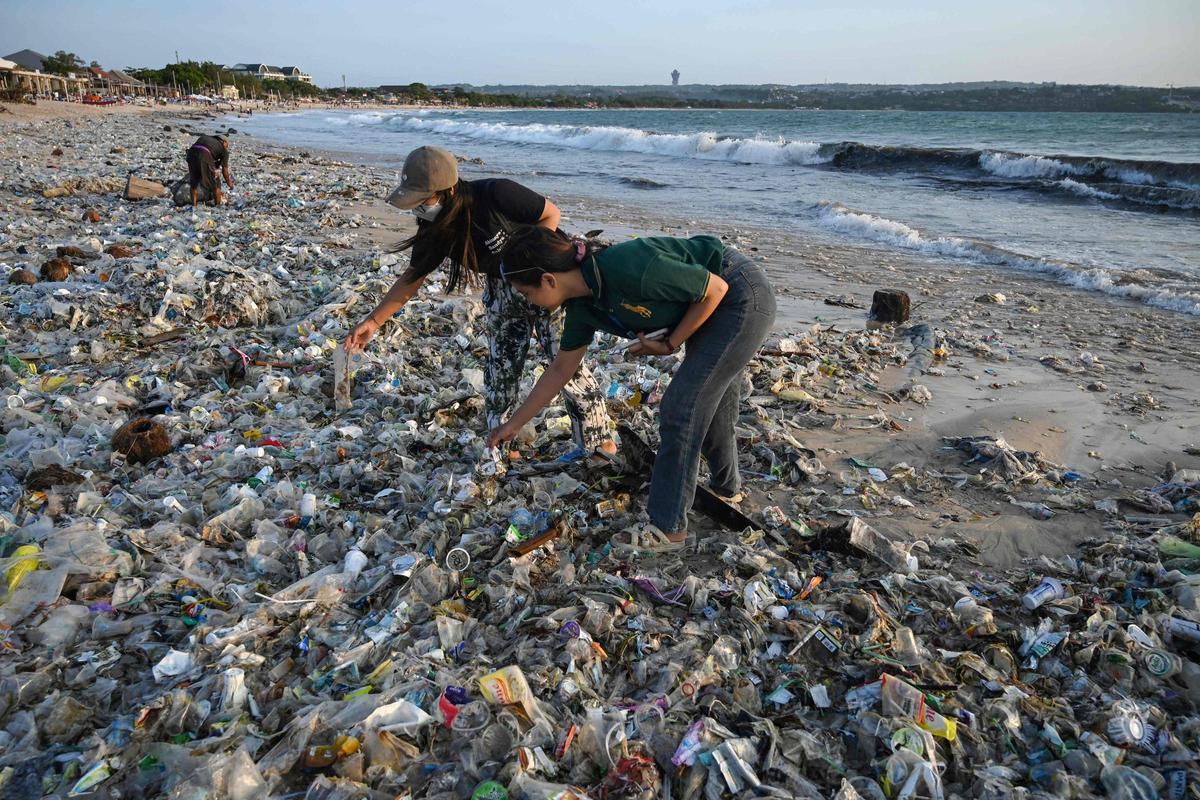 La basura se acumula en las playas de Bali tras la temporada de lluvias por la falta de gestión de residuos