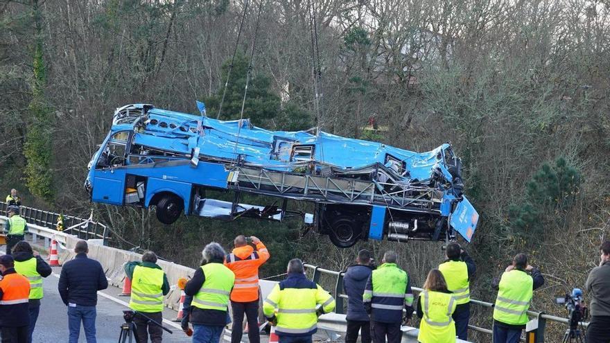 El autobús durmió en Marín tras salir del Lérez con su techo aplastado contra los asientos