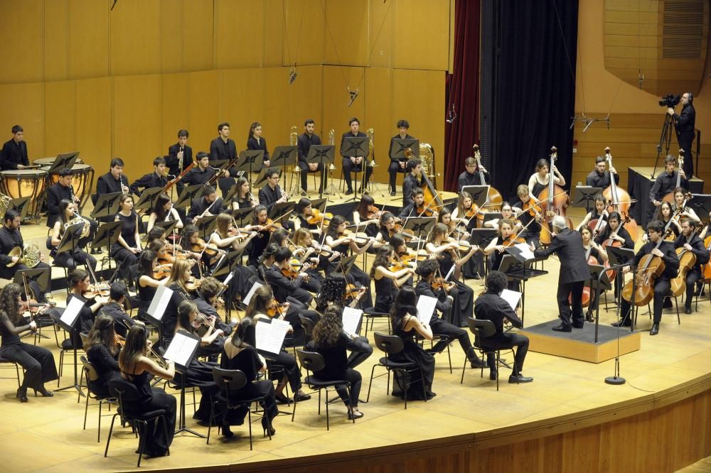 Zedda dirige a la Orquesta Joven de la Sinfónica