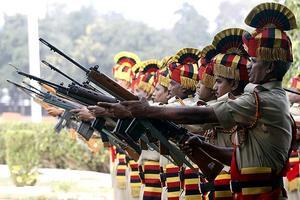 Personal de la policia de Madhya Pradesh rendeixen homenatge als companys que han mort en servei.