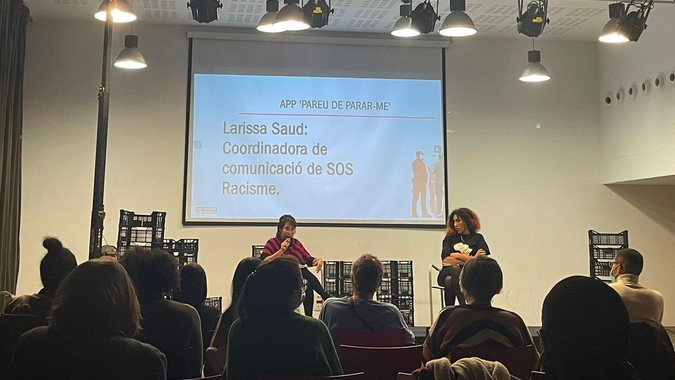 La coordinadora de comunicación de SOS Racisme, Larissa Saud, durante la presentación de la 'app', este jueves en Barcelona.