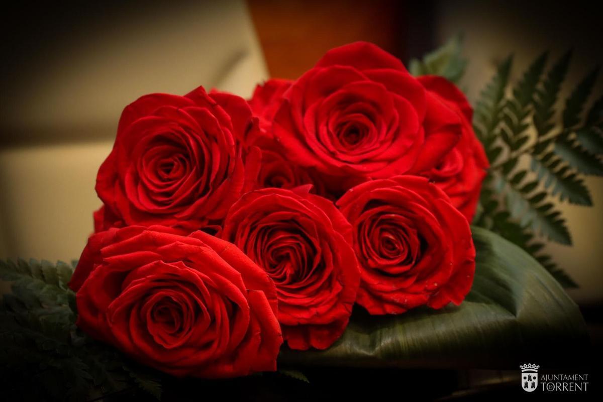 Rosas rojas en el escaño de Esmeralda Torres