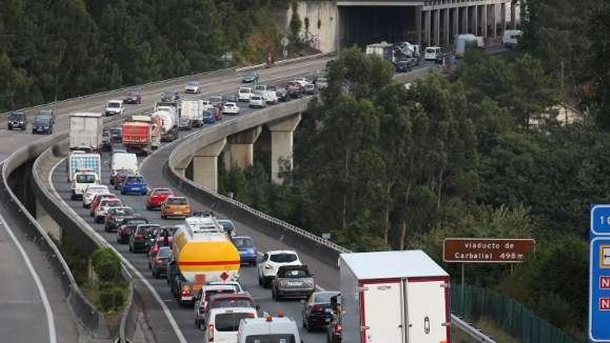 El incendio de un vehículo colapsa  la AP-9 en Vigo