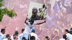 Dumfries sosteniendo una pancarta con burlas a Theo Hernández