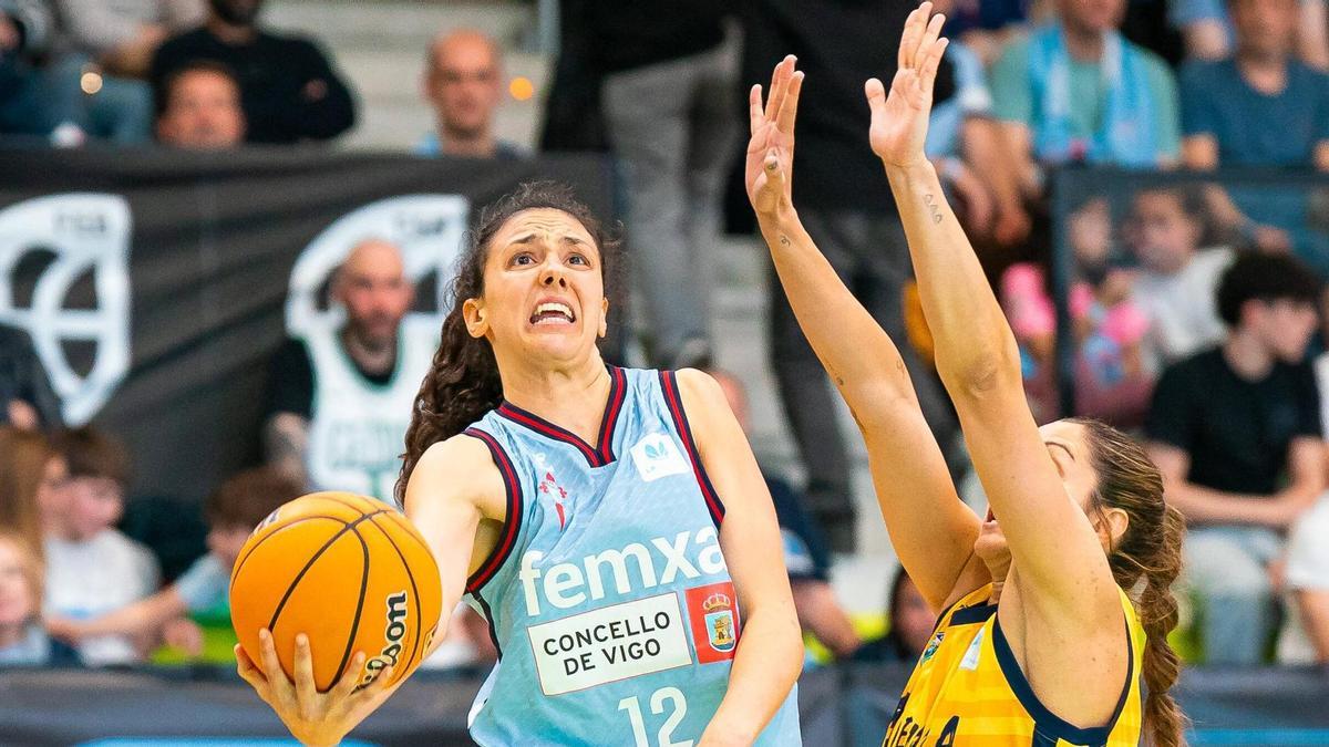 Marina Gea entra a canasta durante un partido.