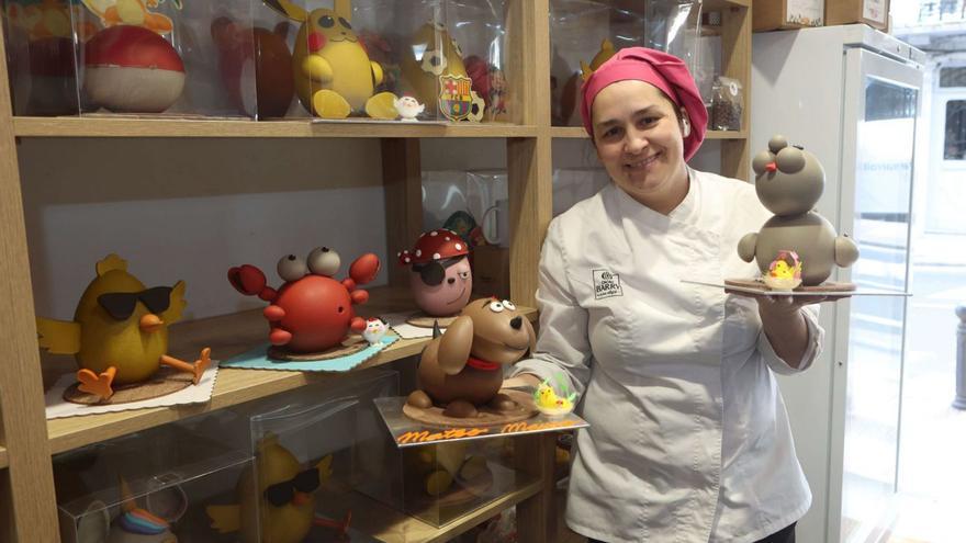Raquel Martínez con los huevos de Pascua de Los Postres de Kelly.