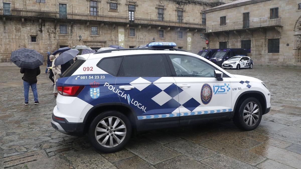 Un coche patrulla de la Policía Local de Santiago en el Obradoiro