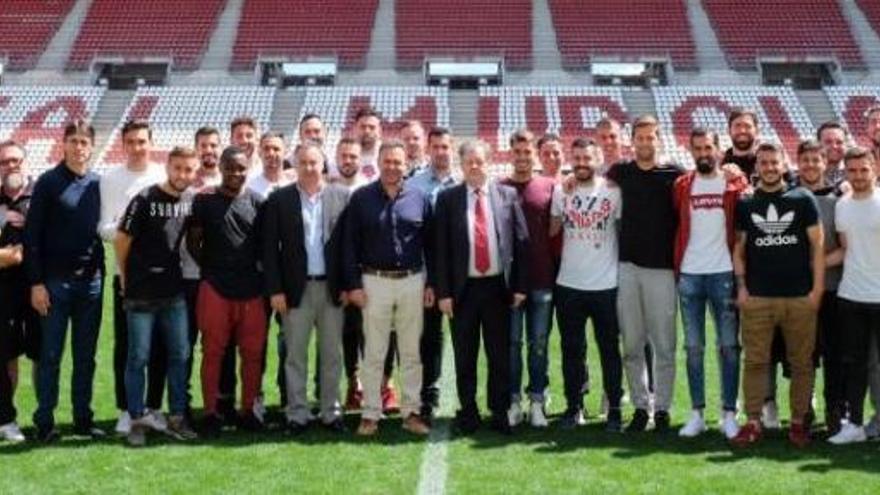 La plantilla del Real Murcia, con Víctor Gálvez