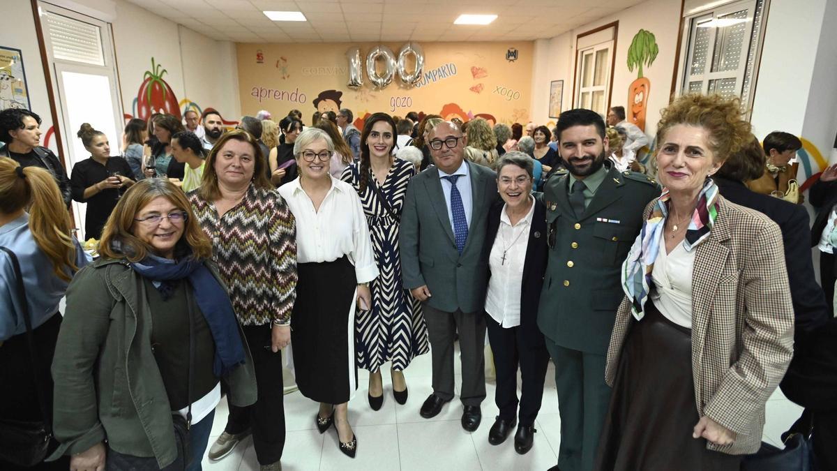 Algunas de las autoridades y representantes educativos, ayer en la celebración del centenario del colegio Compañía de María en Cangas. | Pablo Hernández