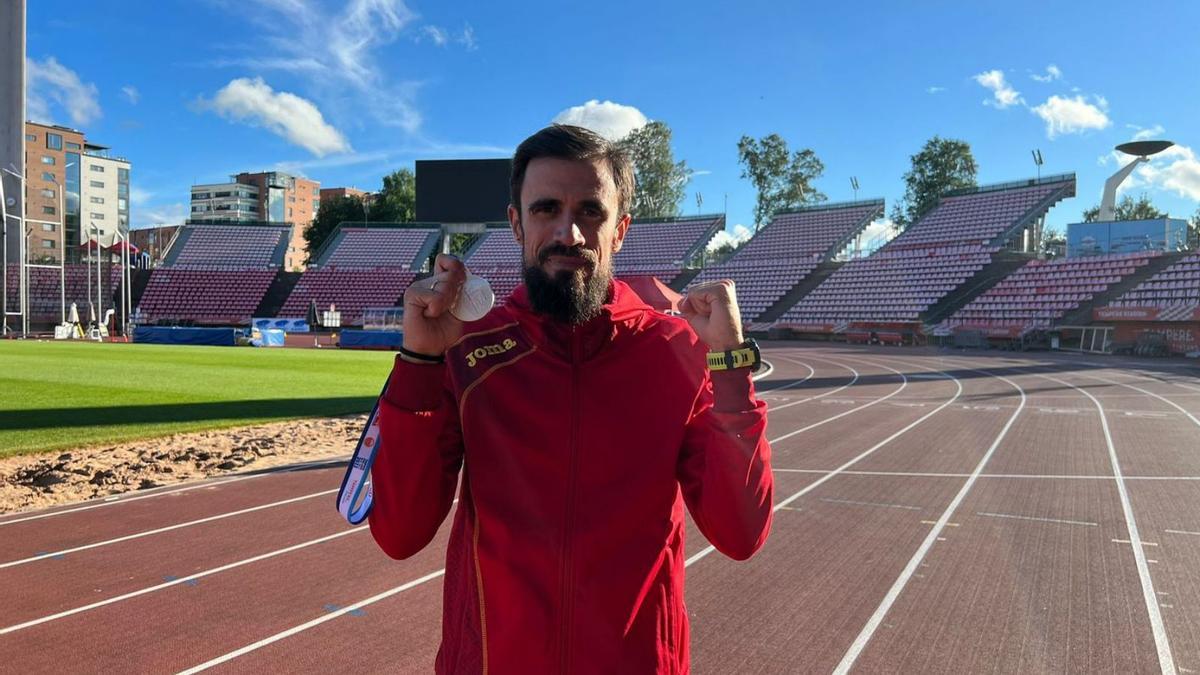 Ángel Luis Canto, del Vino de Toro, con su medalla. | Cedida