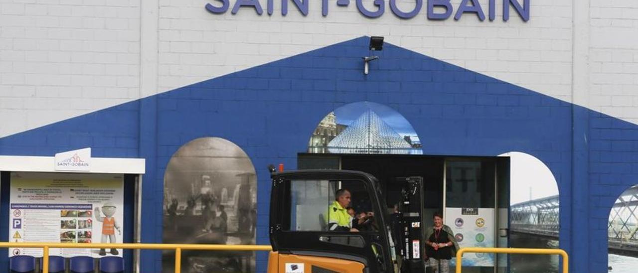 Un trabajador de Saint-Gobain en Avilés. | MARA VILLAMUZA