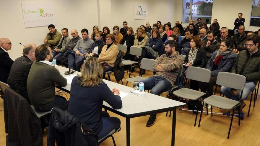 Presentación del estudio de dinamización del comercio a los empresarios, ayer, en la sede de la AED. // Bernabé/Javier Lalín