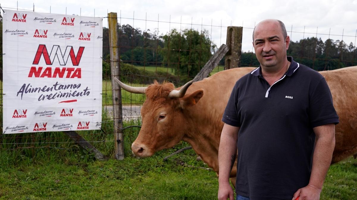 José Rodríguez 'Caquelo', junto a la vaca más cara de Galicia hasta el momento