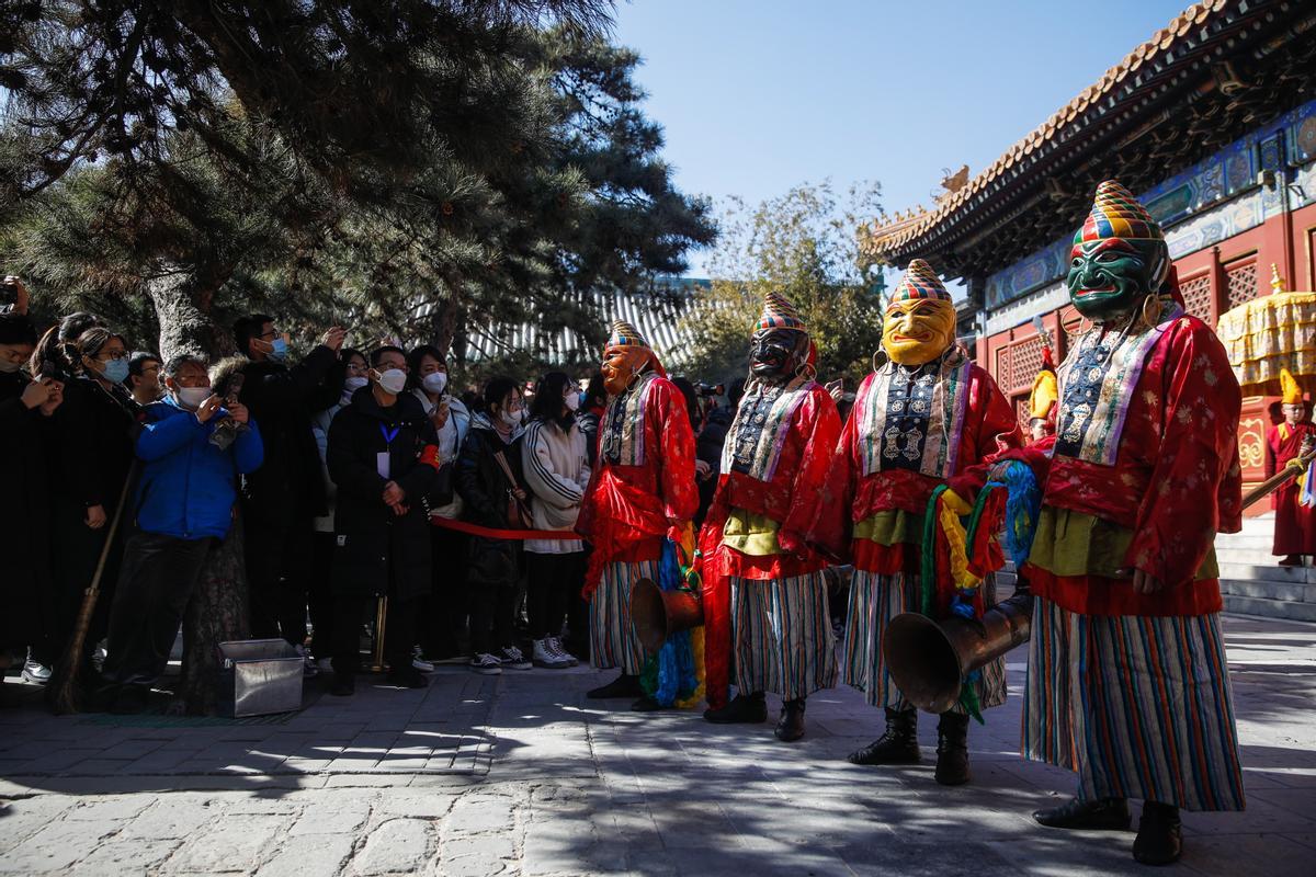 Monjes budistas bailan la Danza del Diablo en Pekín