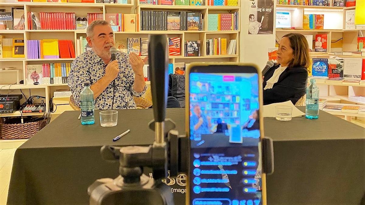 Pau Arenós conversa con Cristina Jolonch en la presentación del libro 'Meterse un pájaro en la boca', en la librería +Bernat.