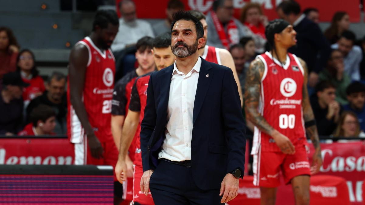 Jesús Ramírez se retira a los vestuarios en el descanso del partido ante el Morabanc.