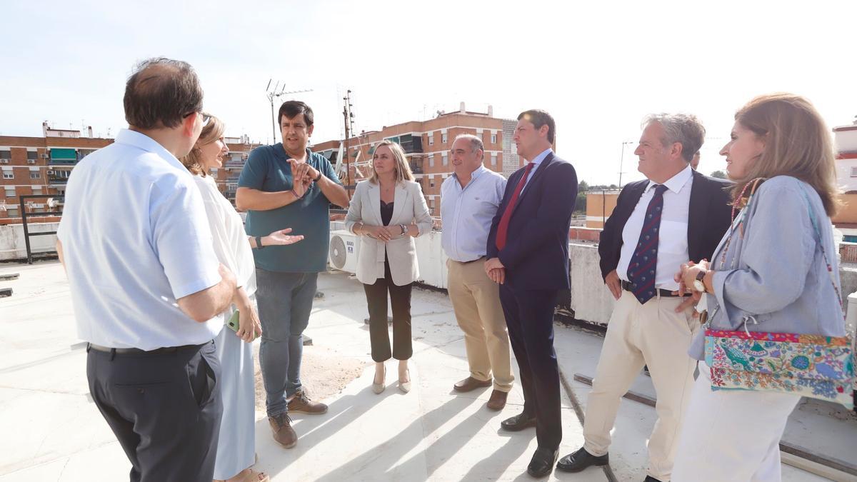 La consejera de Fomento, Infraestructruras y Ordenación del Territorio, Marifrán Carazo, visita una obra de accesibilidad en viviendas de Córdoba.