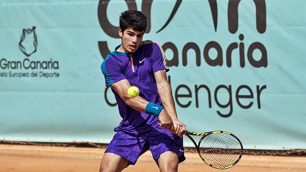 El tenista murciano Carlos Alcaraz Garfia, ayer, en su debut en el Gran Canaria Challenger 2 en las pistas de El Cortijo. | | MARTA MAGNI