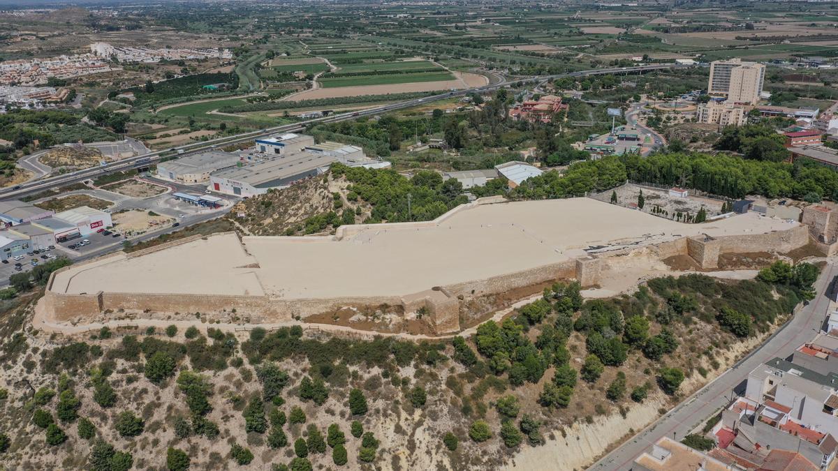 Imagen del Castell y la loma sobre el que se asienta.