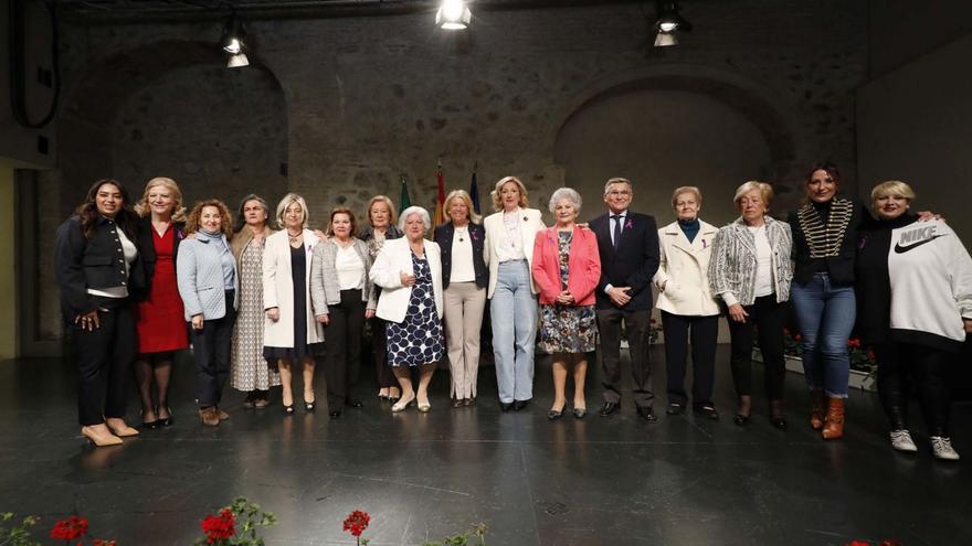 Las mujeres de San Pedro Alcántara, en el acto de reconocimiento a su labor desinteresada. | L.O.