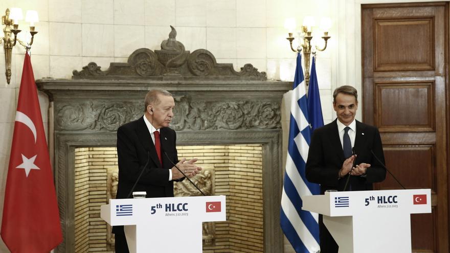 Erdogan y Mistotakis escenifican el reinicio de sus relaciones tras años de tensión entre Grecia y Turquía