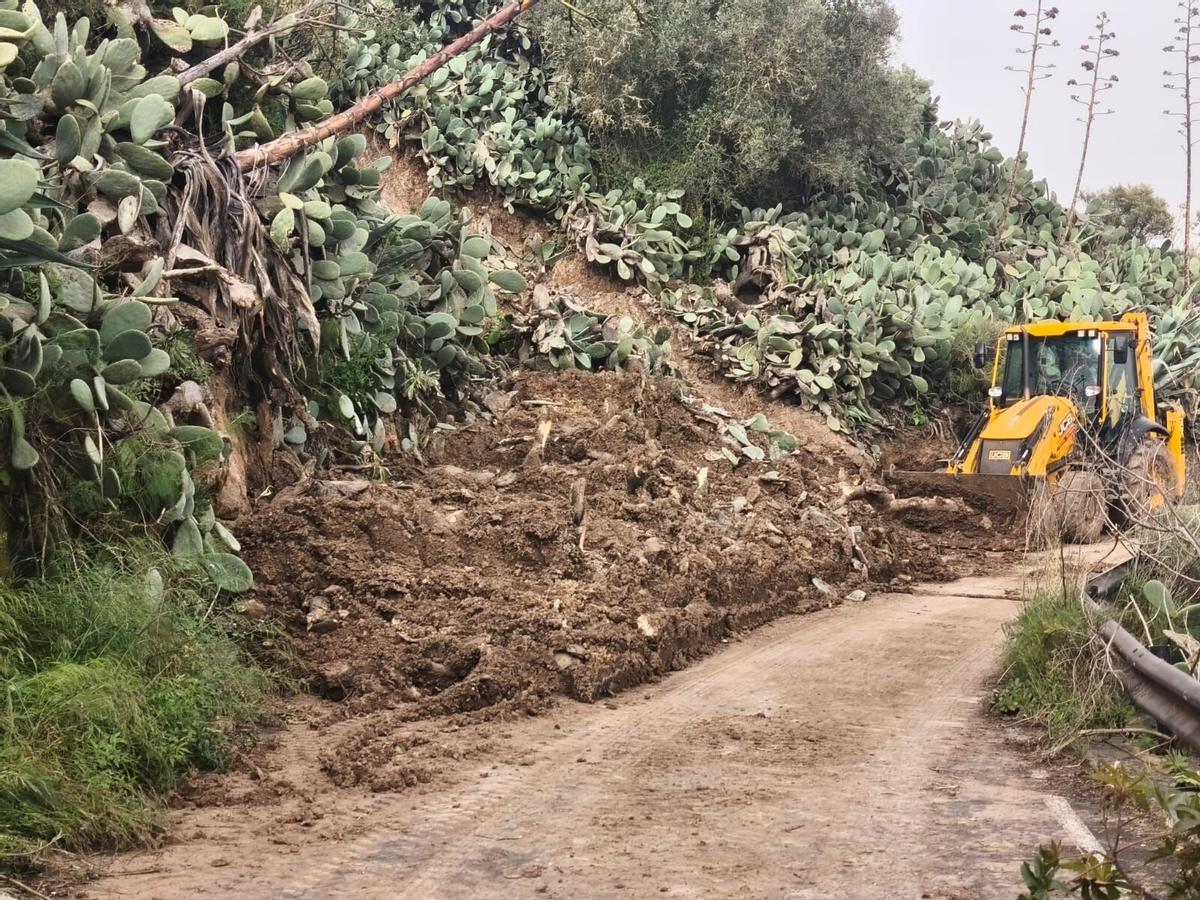 Inicio de las obras para despejar la vía tras el derrumbamiento por la borrasca Therese