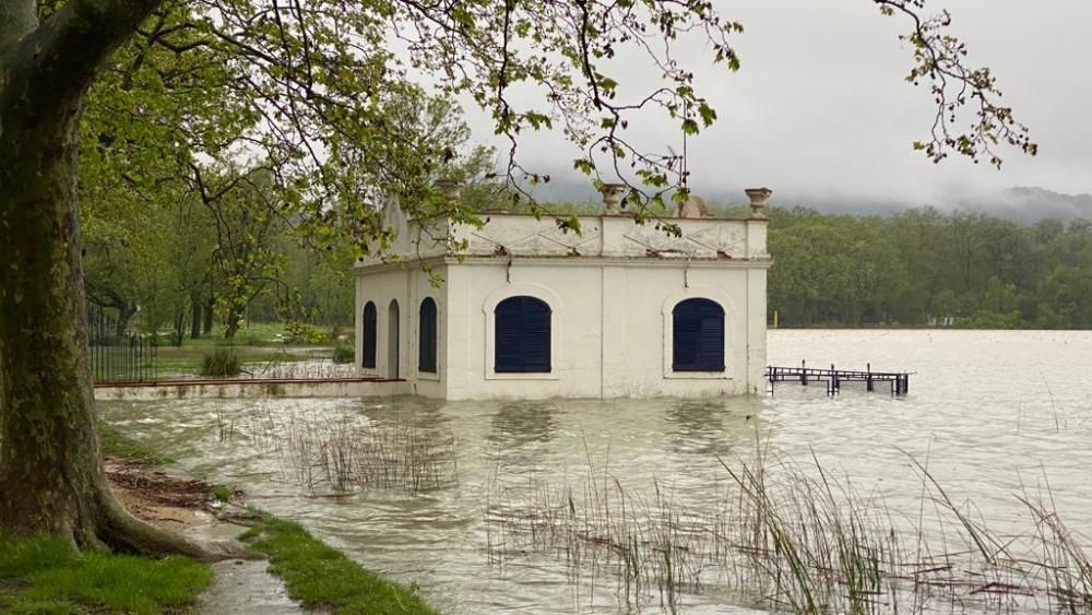 El temporal de pluja omple a vessar l'estany de Banyoles