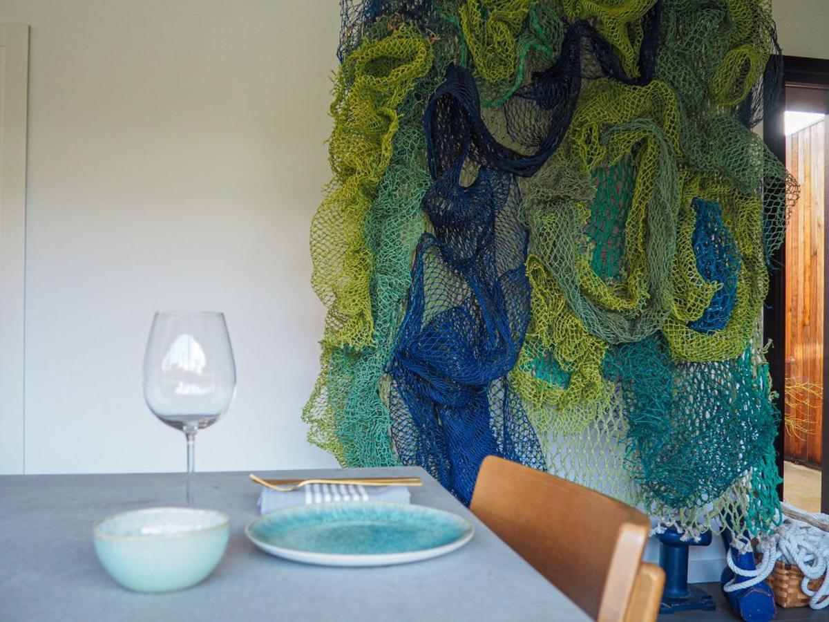 Algunas de las creaciones de Mar Fraga, todas elaboradas a partir de redes recogidas en playas y puertos. Enmalle Studio también acoge cursos e intercambios culturales