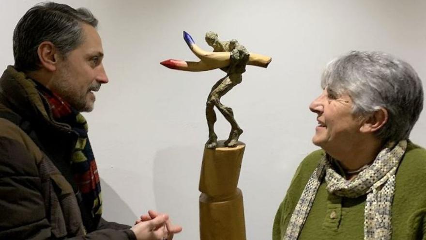 El doctor en Història de l’Art, Pere Parramon, conversant amb Mercè Riba durant la inauguració.