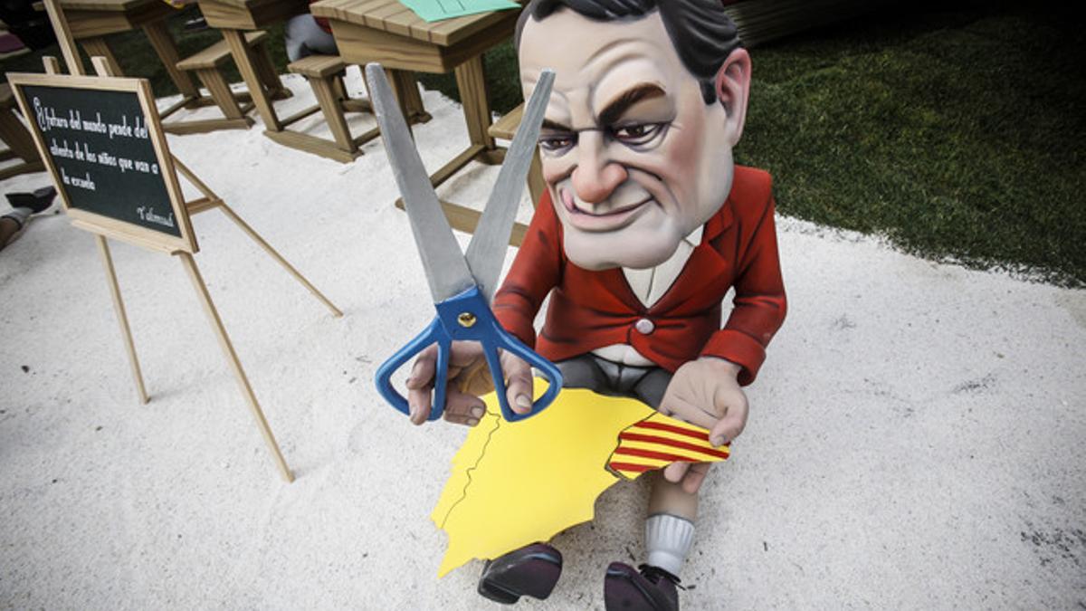 El 'ninot' de Artur Mas recorta Catalunya del mapa de España, este sábado en Valencia.
