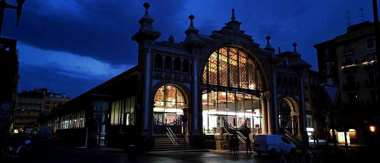 El Mercado Central de Zaragoza ya ha apagado sus luces ornamentales este martes y ha reducido un 30% la iluminación del interior.