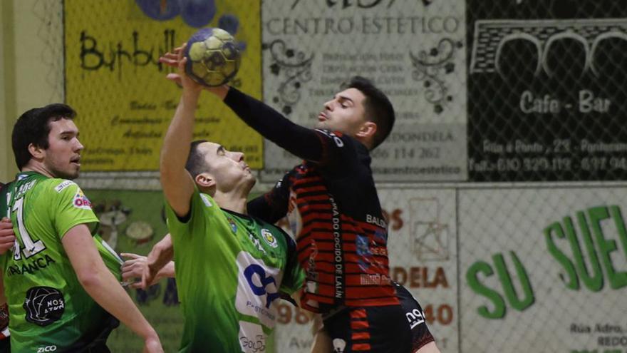 Acción defensiva de Losón en el partido de ayer. |  // RICARDO GROBAS