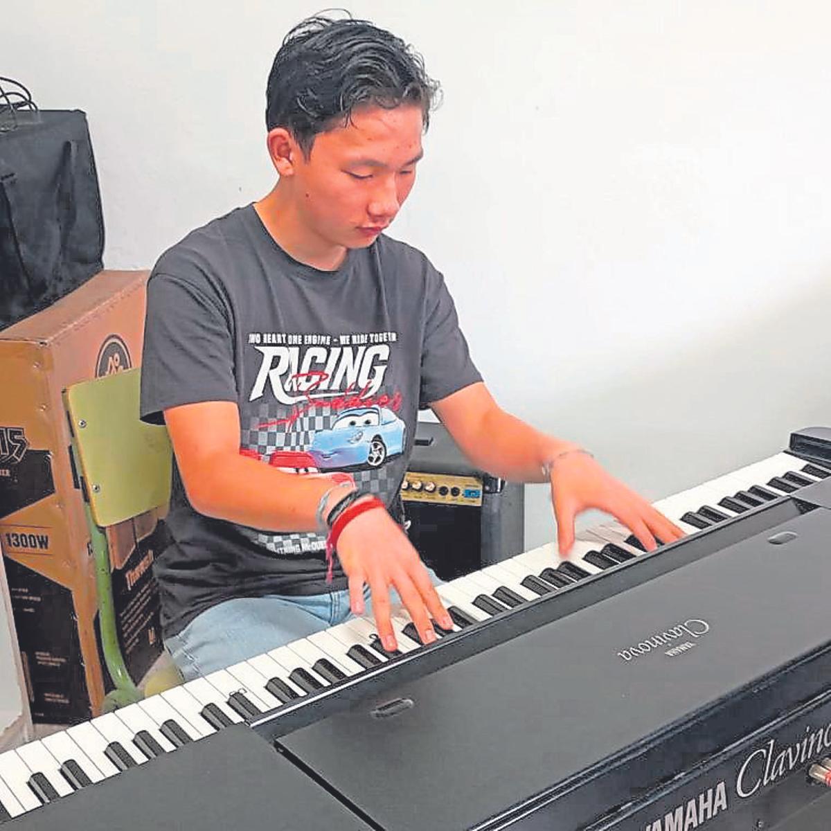 Francisco Tsuen, al piano.