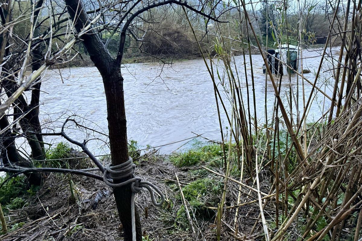 Detall d'una corda que lliga una furgoneta arrossegada per la riera Giola fins al riu Mogent, a Llinars del Vallès