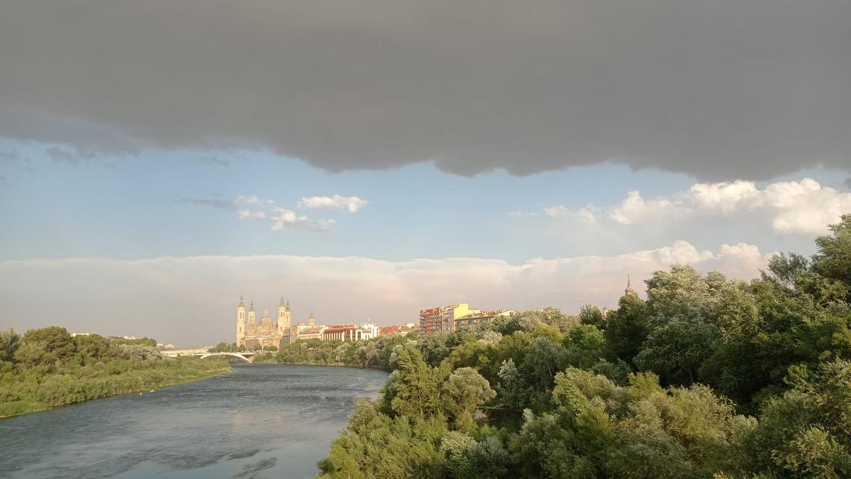 Amenaza de tormenta que al final quedó en nada, este miércoles en Zaragoza