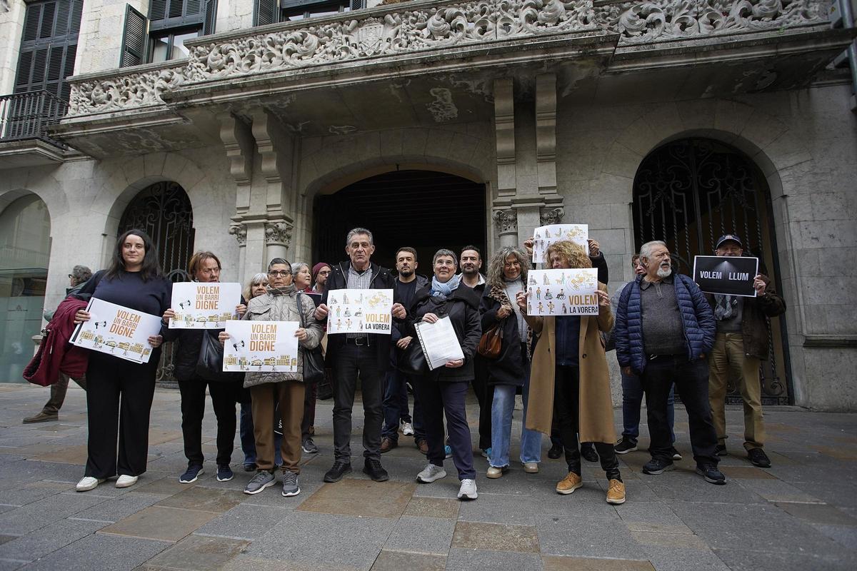 Les fotos de la protesta dels veïns de Torre Gironella davant de l'Ajuntament de Girona