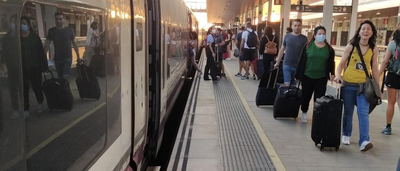 Usuarios del tren, en la estación de Zamora