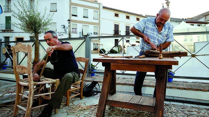 Ocho artesanos que hacen arte de la madera del olivo en Castro del Río