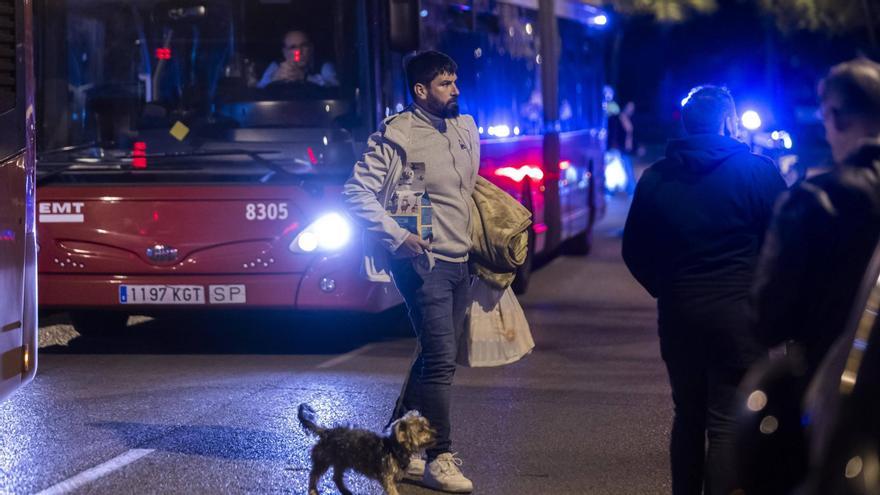 Un joven el jueves por la noche, tras el incendio, con su perro y pienso animal además de algunos enseres.