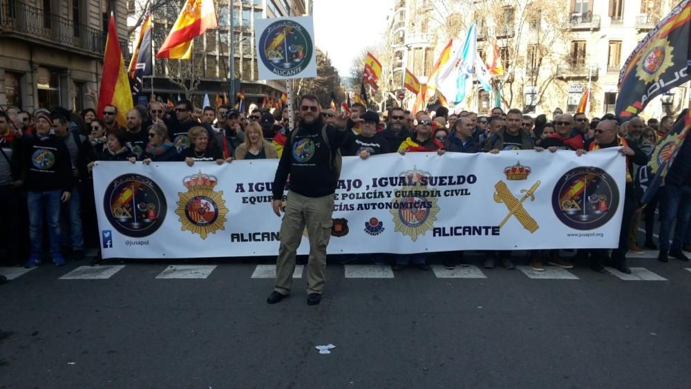 Más de 500 agentes de Alicante piden la equiparación salarial en Barcelona