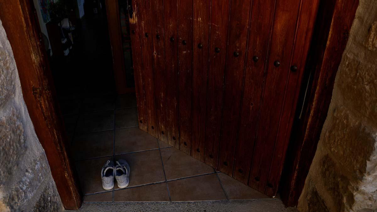 Los zapatos de Youssef el Hadri, de 9 años, se colocan junto a la puerta después de cambiarse por los zapatos de casa que los cuatro estudiantes usaron durante la clase el último día de clases en el pequeño pueblo español de Pitarque en Teruel, una de las zonas más despobladas de Europa. Solo cuatro niños mantuvieron abierta la escuela en la aldea remota, pero con dos de ellos saliendo al final del año escolar, Youssef, cuya familia emigró de Marruecos, tendrá que ir a la escuela a una aldea vecina. Está emocionado de poder pasar tiempo con más niños de su edad, pero dice que extrañará a su maestro, Alberto Toro. Toro ha pasado los últimos 14 años enseñando aprendizaje basado en el pensamiento e inteligencia emocional a los últimos niños criados en Pitarque. 