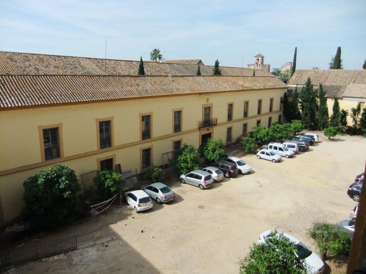 El patio del Palacio Episcopal, cuando todavía se usaba de aparcamiento.